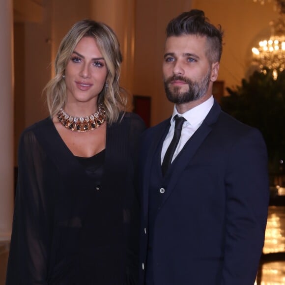 Giovanna Ewbank recordou momento inusitado de Bruno Gagliasso: 'Todo réveillon ele fica muito doido, muito louco, fora da casinha e não sabe onde está. A gente fez um aqui em casa, ele ficou de cueca branca e pulou na piscina. Quando ele saiu da piscina, a cueca estava transparente'