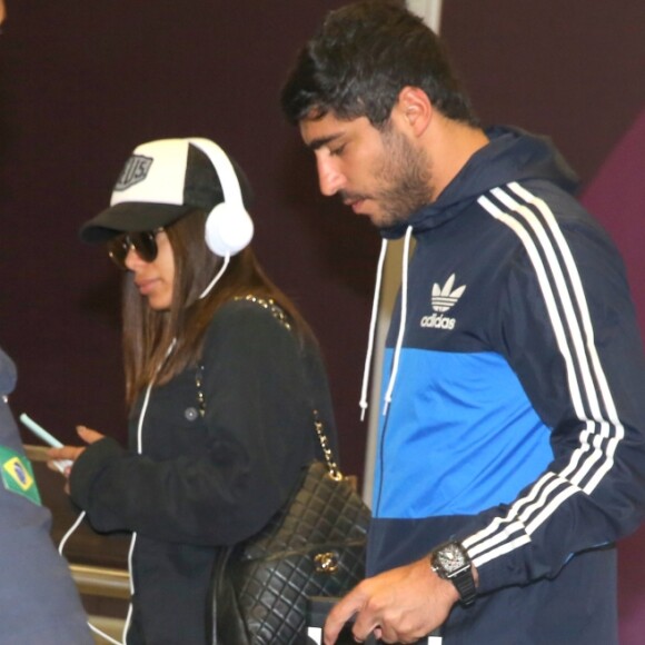 Anitta retira aliança de compromisso com Thiago Magalhães