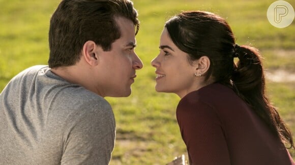 Na novela 'Pega Pega' Antônia (Vanessa Giácomo) discute com Julio (Thiago Martins) após beijo: 'Isso que acabou de acontecer, esse beijo, foi um erro'