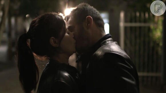 Na novela 'Pega Pega' após beijar Júlio (Thiago Martins), Antônia (Vanessa Giácomo) perde perdão a Domênico (Marcos Veras) e eles se reconciliam