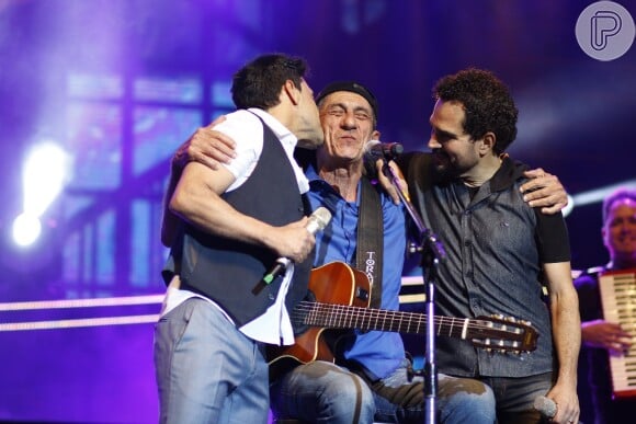 Zezé Di Camargo e Luciano agitaram fãs com uma apresentação com cantor Fagner