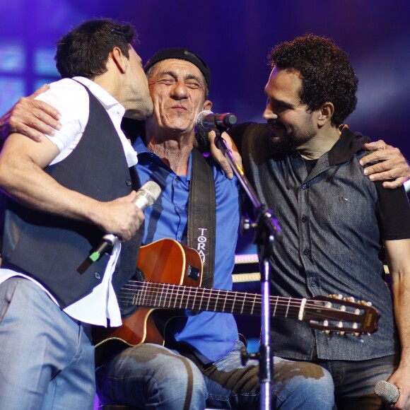 Zezé Di Camargo e Luciano agitaram fãs com uma apresentação com cantor Fagner