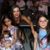 Flávia Fonseca posa com as filhas gêmeas, Isabella e Helena, em show de Zezé Di Camargo e Luciano