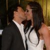 Zezé Di Camargo beija Graciele Lacerda ao inaugurar condomínio de luxo em Santa Catarina