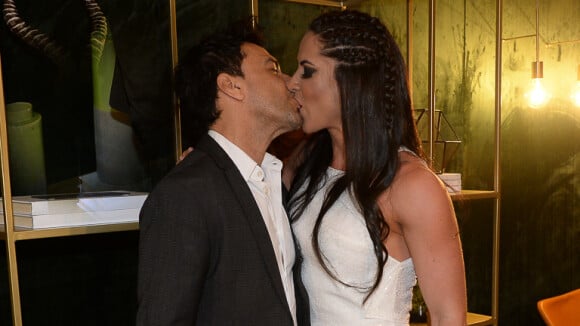 Zezé Di Camargo inaugura condomínio de luxo em SC com beijo na noiva. Fotos!