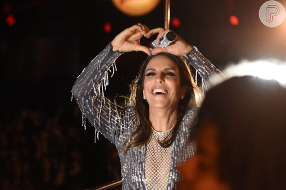 Grávida de gêmeas, Ivete Sangalo agita Carnaval fora de época, em Florianópolis, Santa Catarina, na madrugada deste domingo, 5 de novembro de 2017