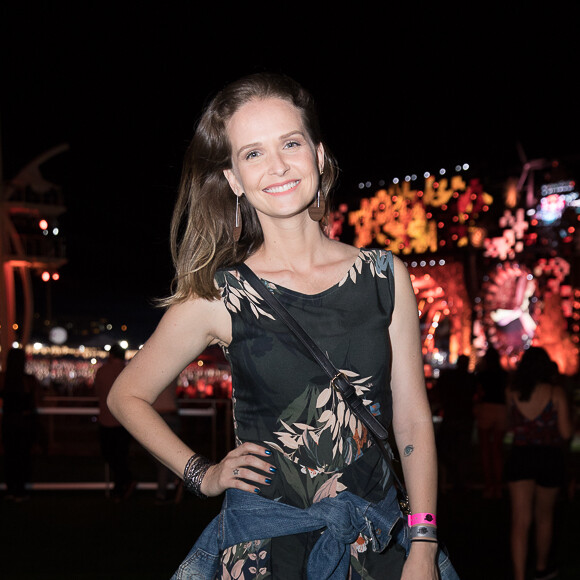 Fernanda Rodrigues marcou presença no Camarote Vip do Festeja Brasil, no Parque Olímpico, na Barra da Tijuca, Zona Oeste do Rio de Janeiro, na noite deste sábado, 4 de novembro de 2017