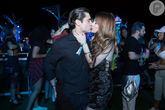 Guilherme Leicam troca beijos com a namorada Bruna Altieri