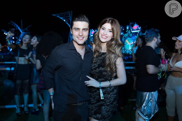 Guilherme Leicam foi ao Festeja Brasil acompanhado da namorada,Bruna Altieri