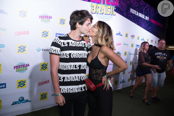 Bruno Guedes troca beijos com a namorada, Jade Seba