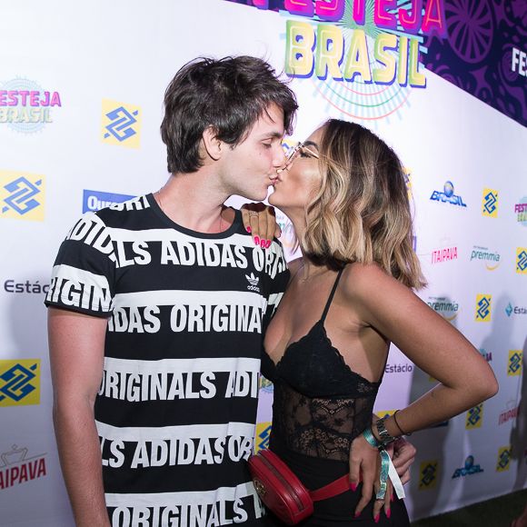Bruno Guedes troca beijos com a namorada, Jade Seba