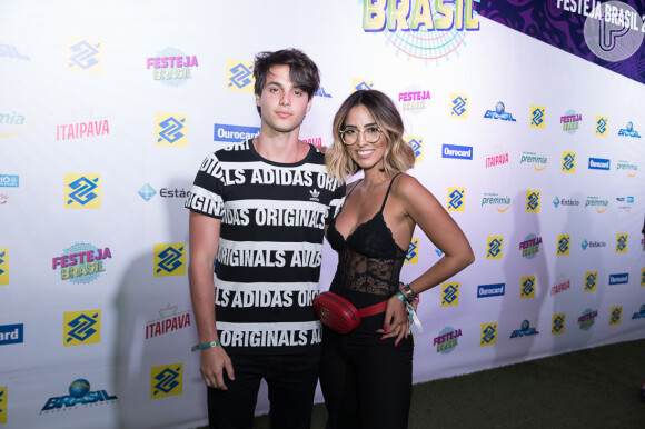 Bruno Guedes levou a namorada, Jade Seba, ao Festeja Brasil