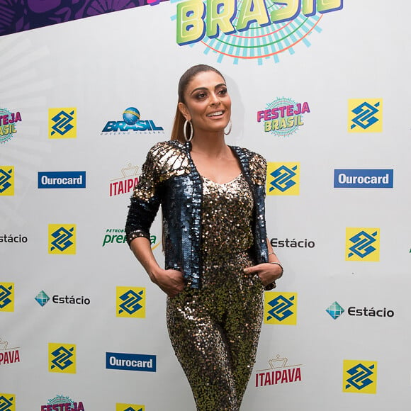 Juliana Paes elegeu look com muito brilho para apresentar as atrações do Festeja Brasil, no Parque Olímpico, na Barra da Tijuca, Zona Oeste do Rio de Janeiro, na noite deste sábado, 4 de novembro de 2017