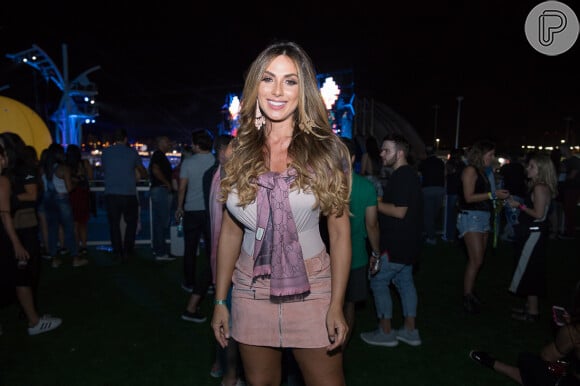 Nicole Bahls marcou presença no Camarote Vip do Festeja Brasil, no Parque Olímpico, na Barra da Tijuca, Zona Oeste do Rio de Janeiro, na noite deste sábado, 4 de novembro de 2017
