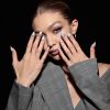 As unhas metalizadas de Gigi Hadid foram decoradas com letras que formavam o nome da marca Maybelline