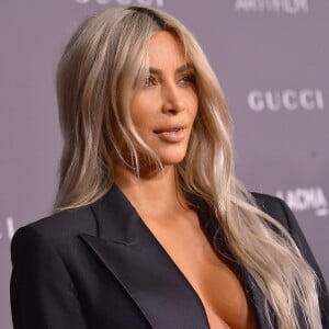 Kim Kardashian voltou a exibir os fios loiros na festa em homenagem à carreira do cineasta George Lucas, na Califórnia