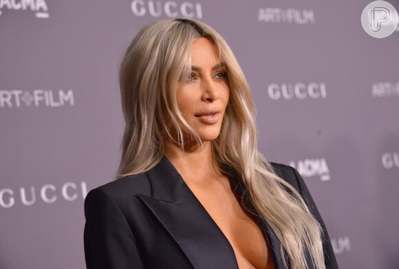 Kim Kardashian voltou a exibir os fios loiros na festa em homenagem à carreira do cineasta George Lucas, na Califórnia