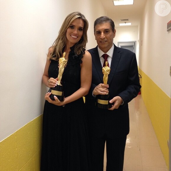 Carlos Nascimento recebeu o Troféu Imprensa ao lado de Karyn Bravo