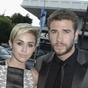 'Foi uma cerimônia íntima com apenas umas cinco pessoas', contou uma fonte sobre o casamento de Miley Cyrus e Liam Hemsworth 