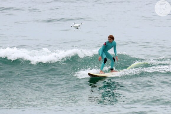 Um drone filmou o surfe de Isabella Santoni na praia do Recreio