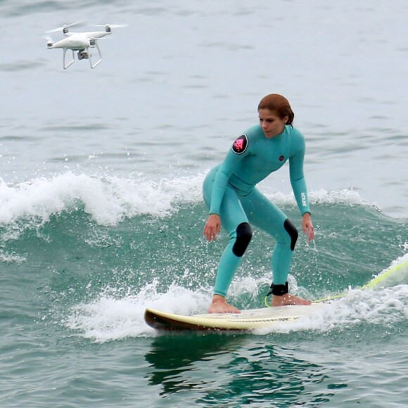 Um drone filmou o surfe de Isabella Santoni na praia do Recreio