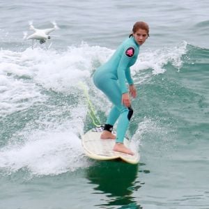 Isabella Santoni surfou na praia do Recreio dos Bandeirantes, zona oeste do Rio, nesta segunda-feira, 6 de novembro de 2017