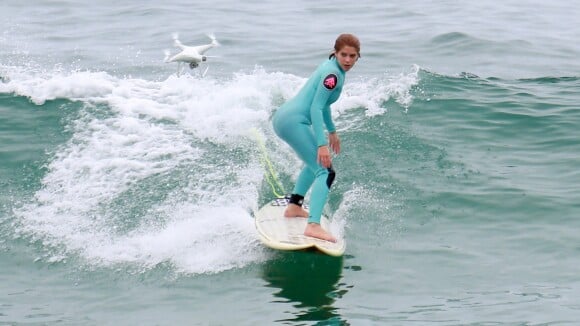 Ruiva, Isabella Santoni é filmada por drone em aula de surfe no Recreio. Fotos!