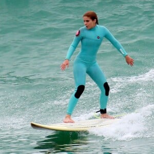 Isabella Santoni exibiu cabelo ruivo ao surfar na praia do Recreio