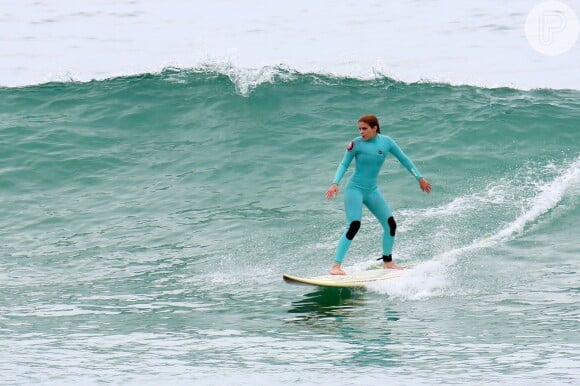 Isabella Santoni exibiu cabelo ruivo ao surfar na praia do Recreio