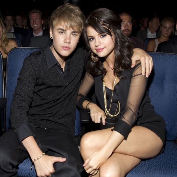 A pessoa próxima ao cantor disse que ele reconhece os erros do passado: 'Ele realmente se sente uma pessoa diferente agora, sabe que fez coisas erradas no passado e entende que Selena merece o melhor'