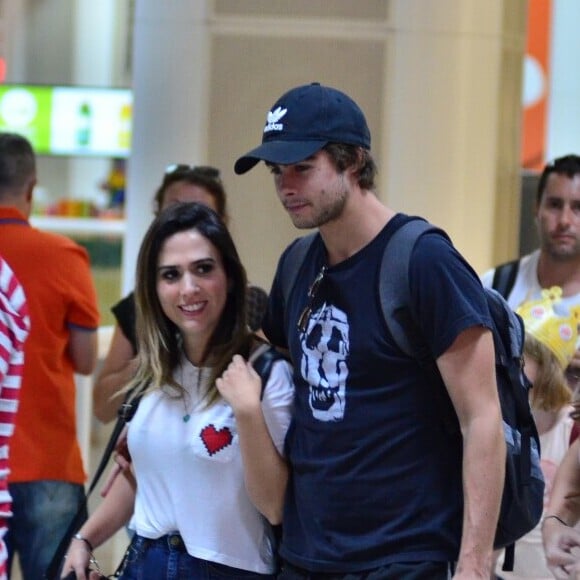 Tatá Werneck beija e dá 'bronca' divertida em Rafael Vitti em Veneza, na Itália, nesta segunda-feira, dia 06 de novembro de 2017