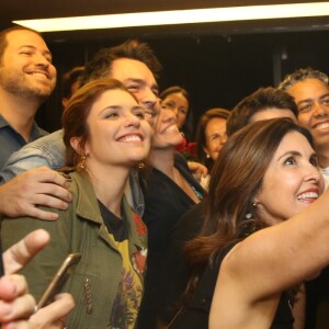 Fátima Bernardes se divertiu fazendo selfie após a pré-estreia da peça 'Olá, Lair!'