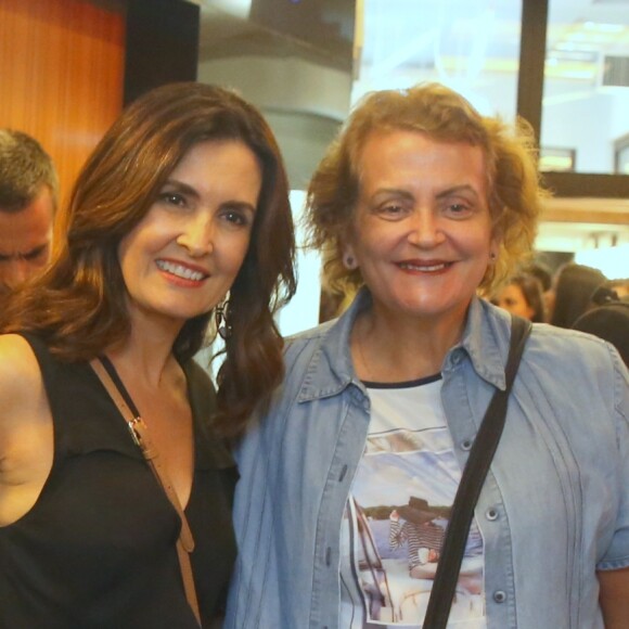 Fátima Bernardes foi sozinha ao teatro e posou para fotos com fãs após o espetáculo protagonizado pelo jornalista Lair Rennó