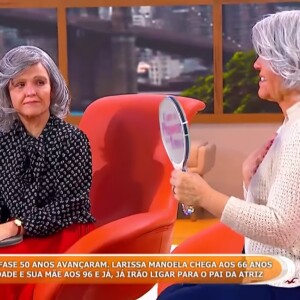 Larissa Manoela se emocionou ao ver a mãe, Silvana, também envelhecida com maquiagem