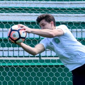 Klebber Toledo vai interpretar o goleiro Danilo Padilha em filme sobre a tragédia envolvendo o time da Chapecoense em 2016