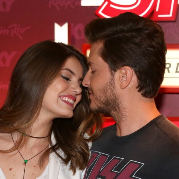 Klebber Toledo e Camila Queiroz querem oficializar a união em 2018. Casal está junto desde 2016 e ficaram noivos em junho