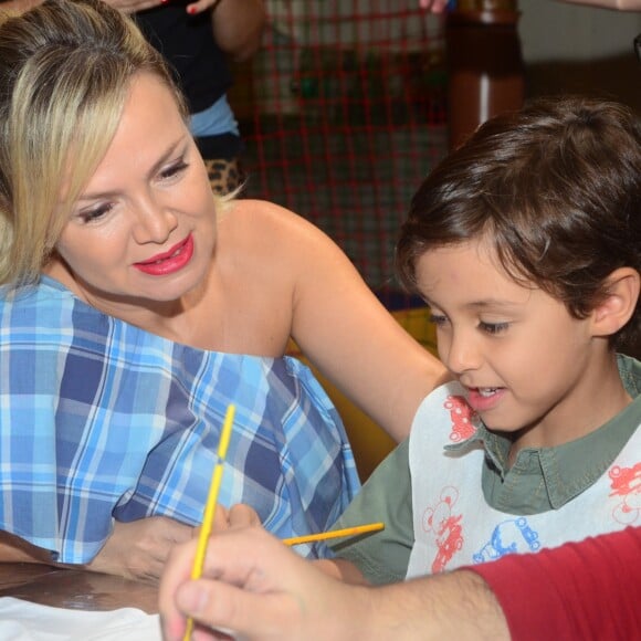 Eliana contou que, há pouco tempo, o filho descobriu que ela cantava para crianças