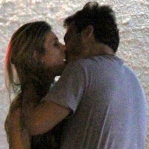 Thiago Rodrigues trocou beijos com loira, em rua do Leblon, na Zona Sul do Rio de Janeiro, nesta terça-feira, 7 de novembro de 2017