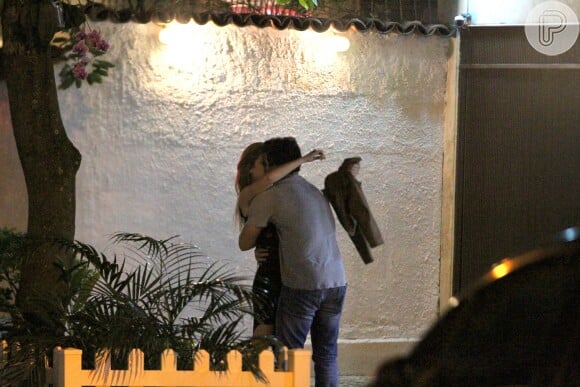 Thiago Rodrigues e jovem foram fotografados ao trocaram beijos em rua do Leblon, Zona Sul do Rio de Janeiro