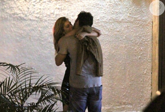 Thiago Rodrigues trocou beijos com loira, em rua do Rio de Janeiro, nesta terça-feira, 7 de novembro de 2017