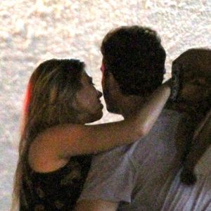 Thiago Rodrigues e jovem foram clicados em clima de romance, no Rio de Janeiro