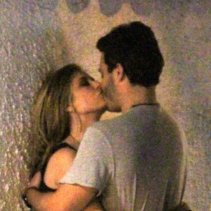 Thiago Rodrigues e loira trocaram beijos apaixonados, em rua do Leblon, na Zona Sul do Rio de Janeiro