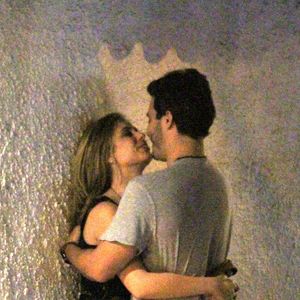 Thiago Rodrigues e jovem foram flagrados em clima de romance