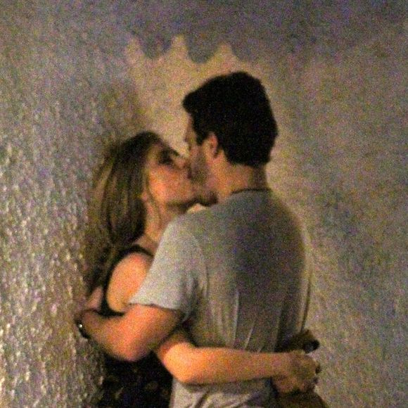 Thiago Rodrigues e jovem foram flagrados em clima de romance, em rua do Rio de Janeiro