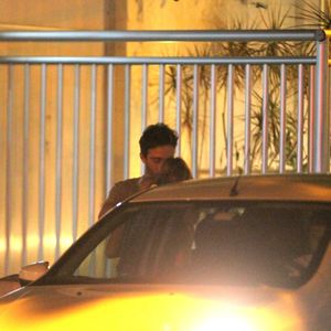 Thiago Rodrigues acompanhou a jovem até um carro