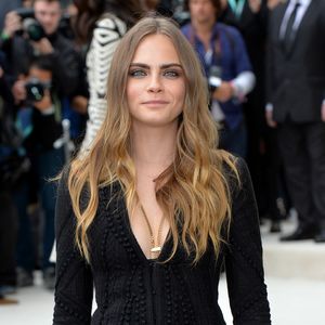 O look vazado de Cara Delevingne deixou a lingerie da modelo à mostra no desfile da Semana de Moda de Londres