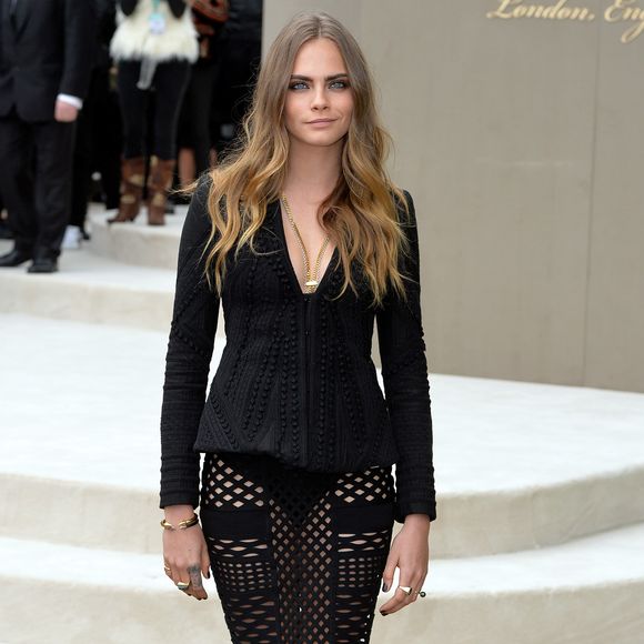 A modelo Cara Delevingne vestiu Burberry no desfile da coleção primavera/verão 2016 da grife, durante a Semana de Moda de Londres, em setembro de 2015