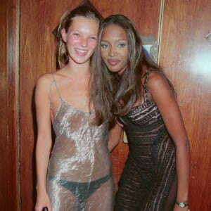 Na festa, a top Kate Moss esteve ao lado de Naomi Campbell, que também apostou em um look transparente