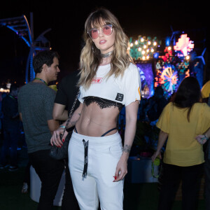 A digital influencer Aline Gotschalg atraiu olhares ao deixar parte das lingeries à mostra no evento Festeja, no Rio de Janeiro, em 4 de novembro de 2017