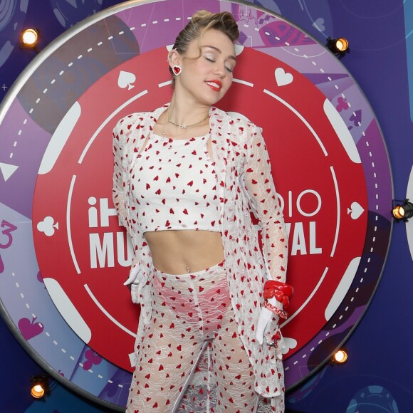 A calcinha vermelha de Miley Cyrus combinava com os acessórios e os corações que estampavam o conjunto da cantora no festival